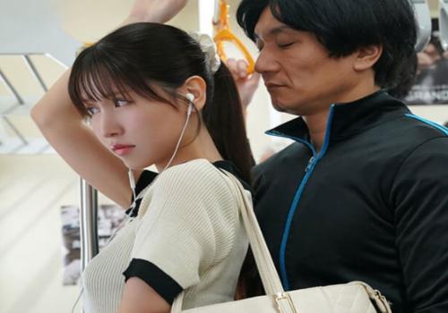 Em xinh đi học về bị quấy dối trên tàu điện